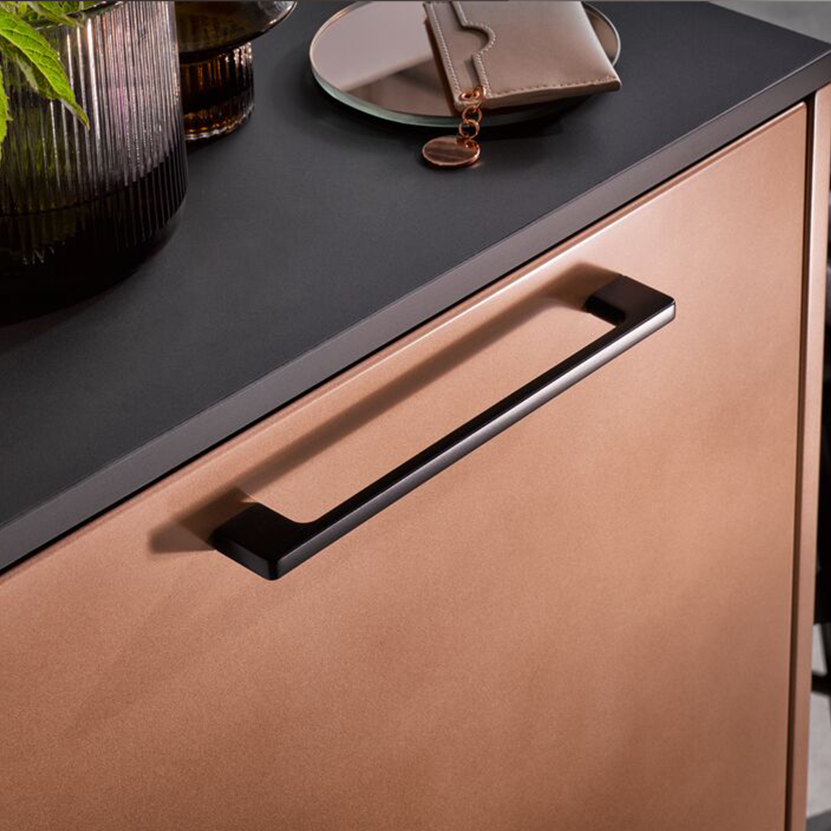 meuble de cuisine couleur cuivre avec poignée en metal noir